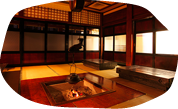 Siéntate alrededor del Irori (chimenea japonesa tradicional) que está en una casa de 100 años trasladada para el hotel