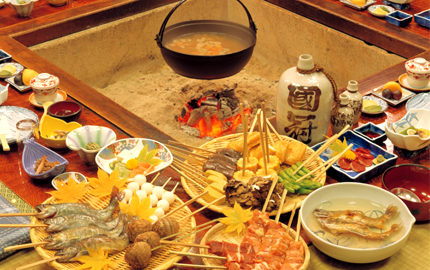 100년된 옛 민가를 이축한 식당에서 이로리(일본식 전통 난로)를 둘러싸기
