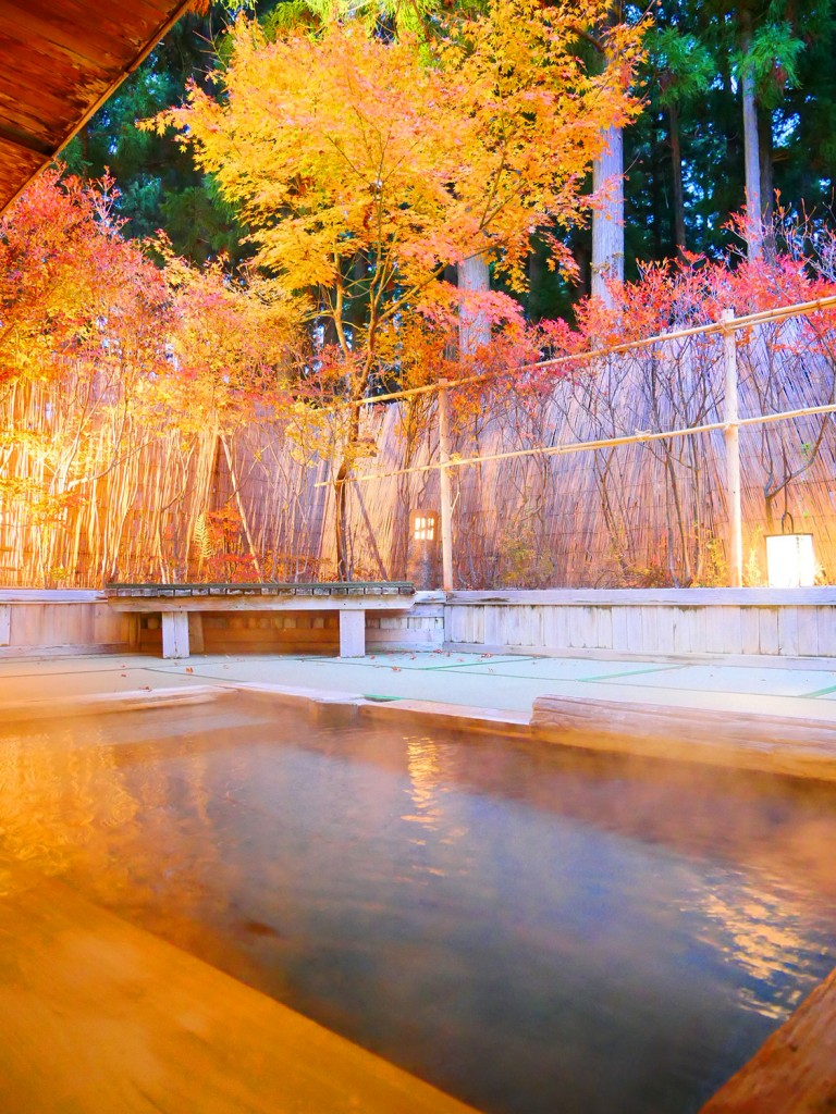 紅葉ライトアップ中 ろあんの露天風呂で今 絶景の景色を楽しめます 一里野高原ホテルろあんスタッフブログ