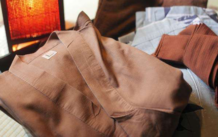 И для мужчин и для женщин на выбор предоставляются как расцвеченные юката (халаты), так и однотонные простые куртки со штанами.